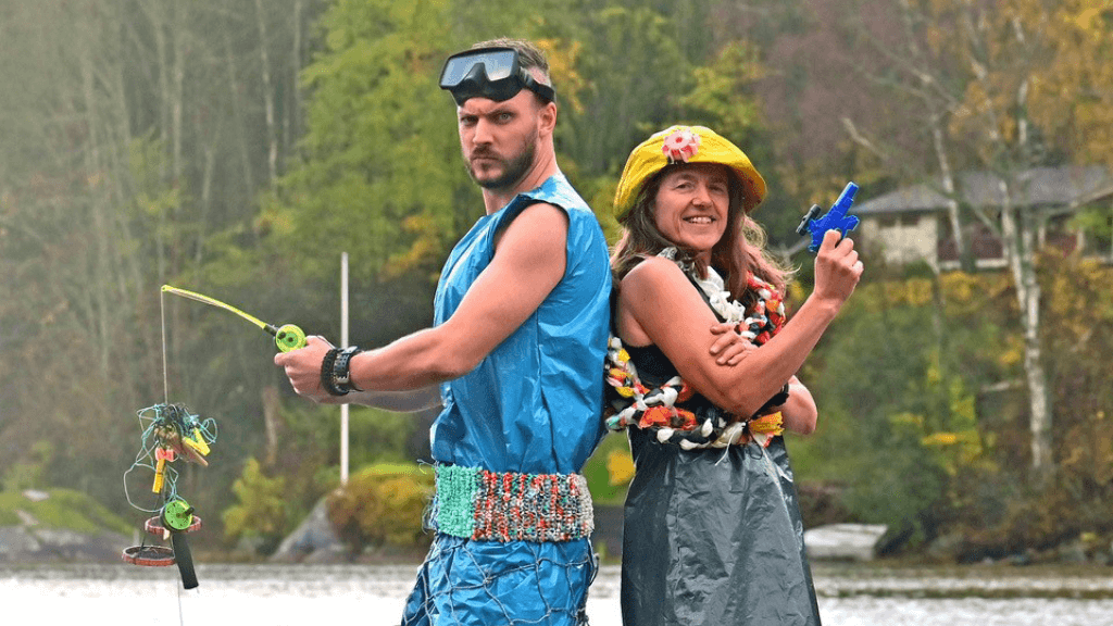 Pippip Ferner og Fredrik Myhre i antrekk laget av plast funnet (t.v) Foto: Per Olav Apalnes